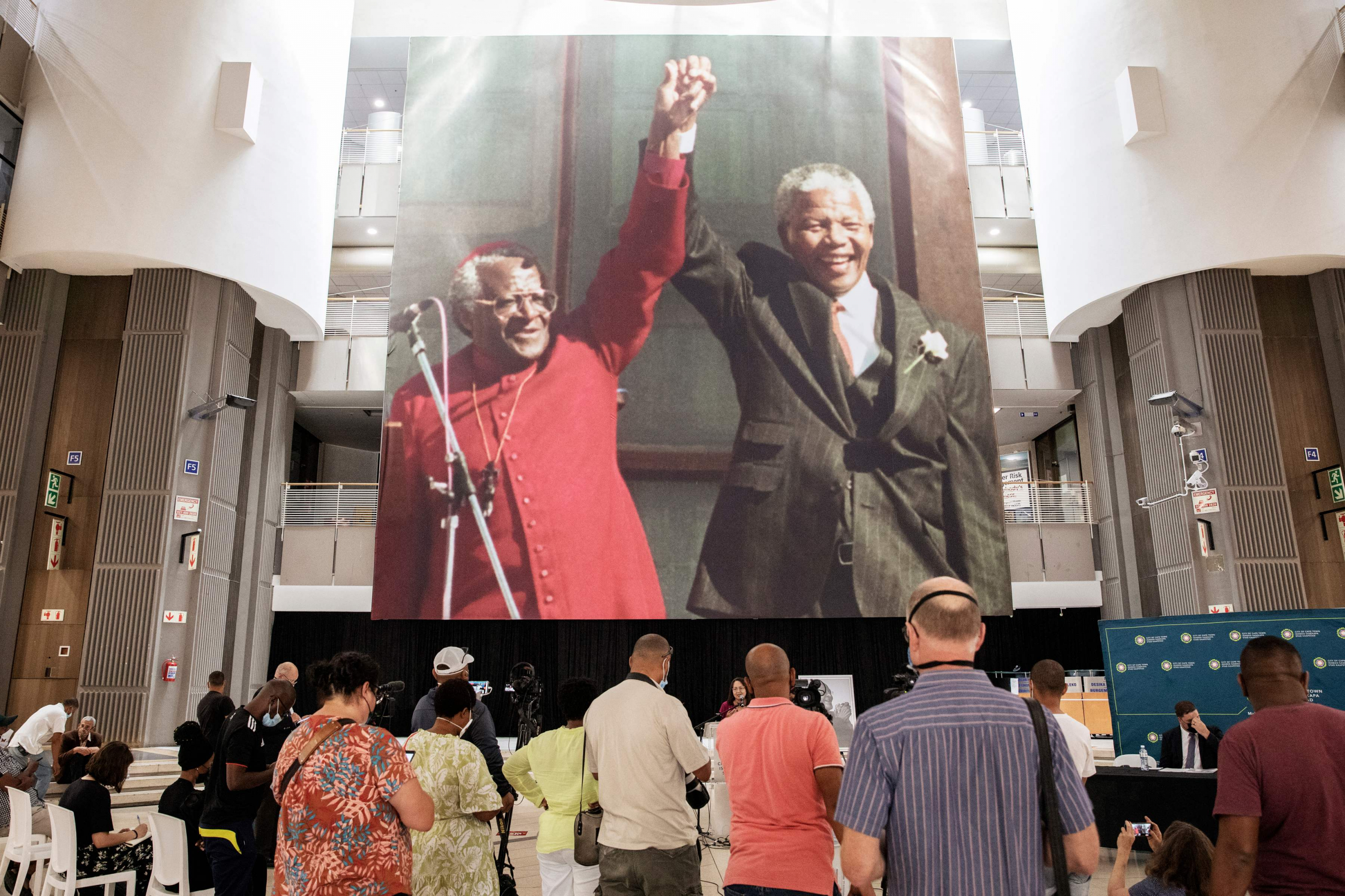 Tributo a Desmond Tutu junto a Mandela. Foto: AFP