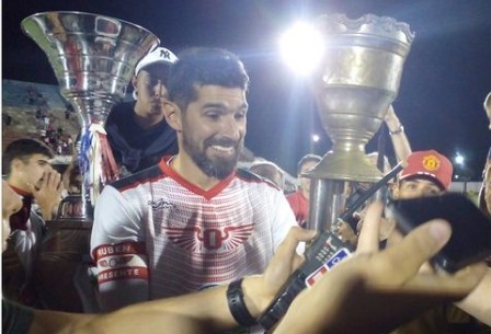 Sebastián Abreu recibe el trofeo de campeón con Olimpia de Minas. Foto: @ligaminuana