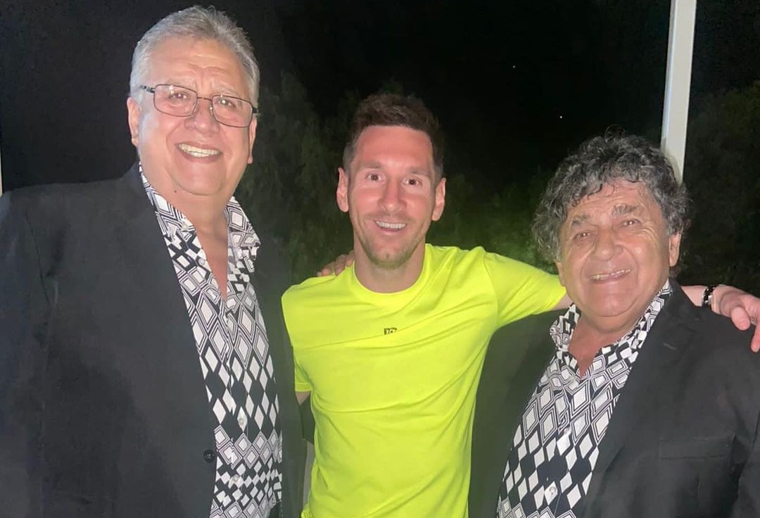 Lionel Messi junto a Los Palmeras.