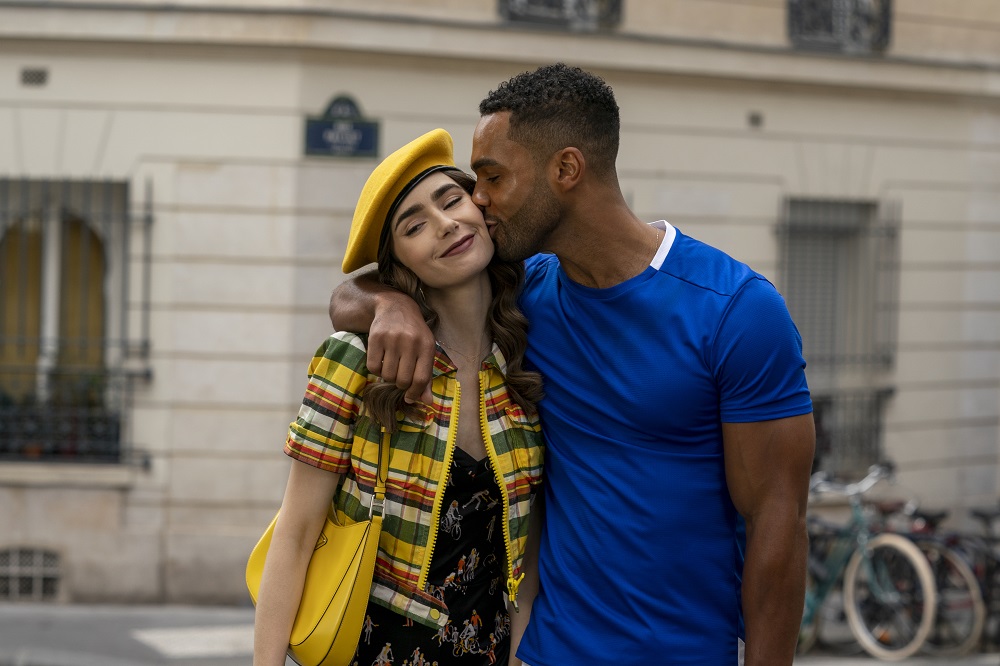 Lily Collins y Lucien Laviscount como Emily y Alfie en "Emily en París", temporada 2. Foto: Netflix