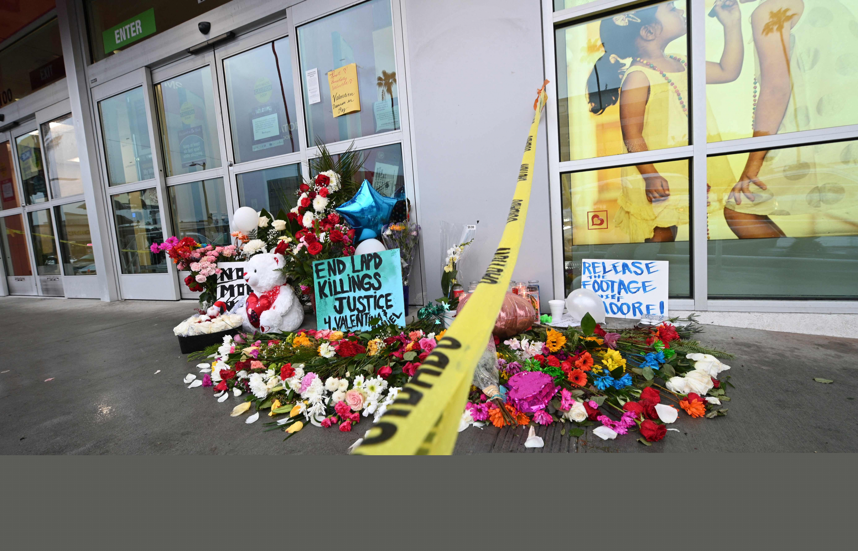 Flores en el exterior de la tienda donde murió la adolescente chilena. Foto: AFP