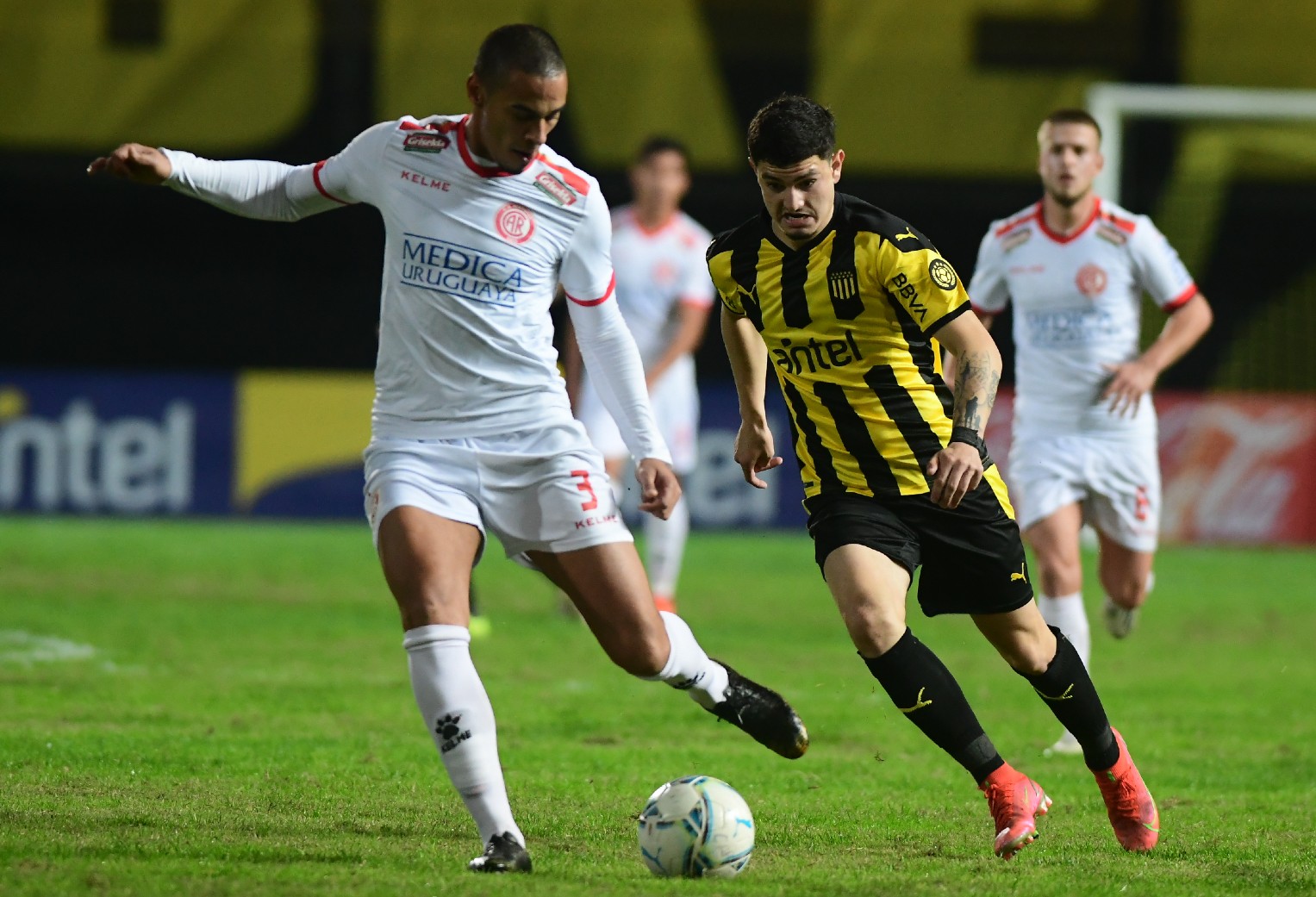 Martín González en la marca de Agustín Álvarez Martínez en el Peñarol-Rentistas. Foto: Estefanía Leal.