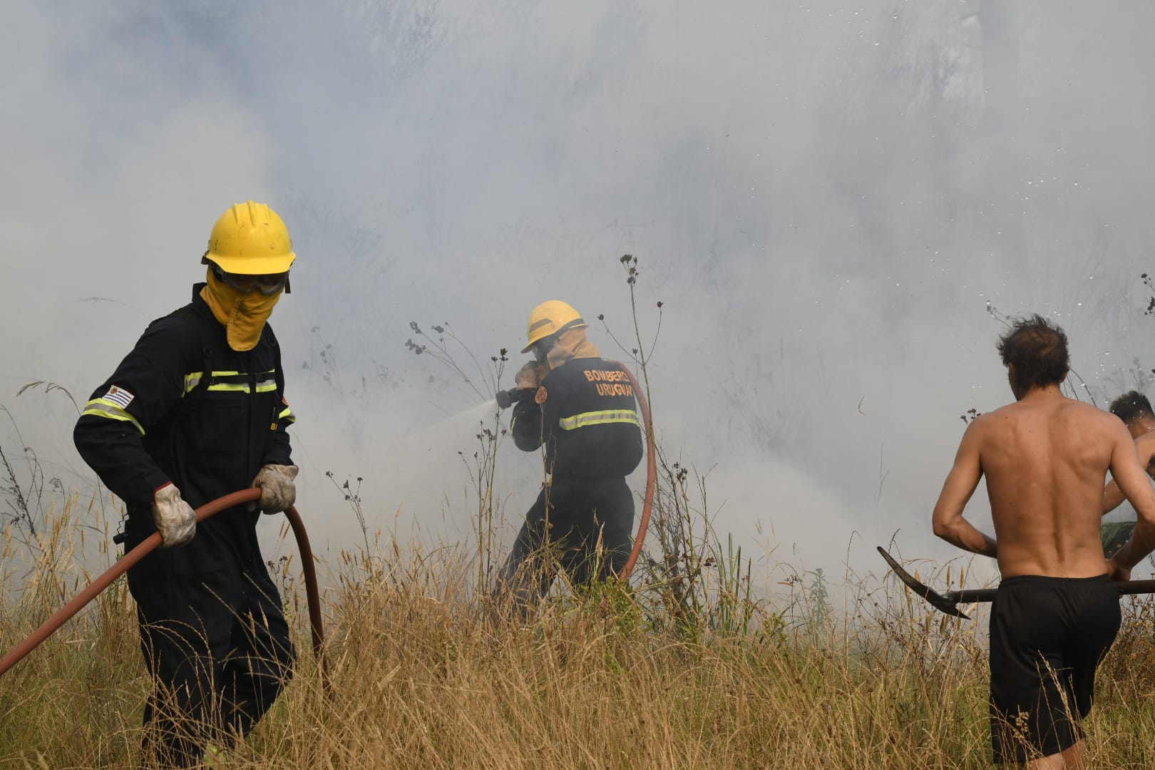Bomberos combatieron el fuego y lograron controlar el incendio en Neptunia. Foto: Marcelo Bonjour