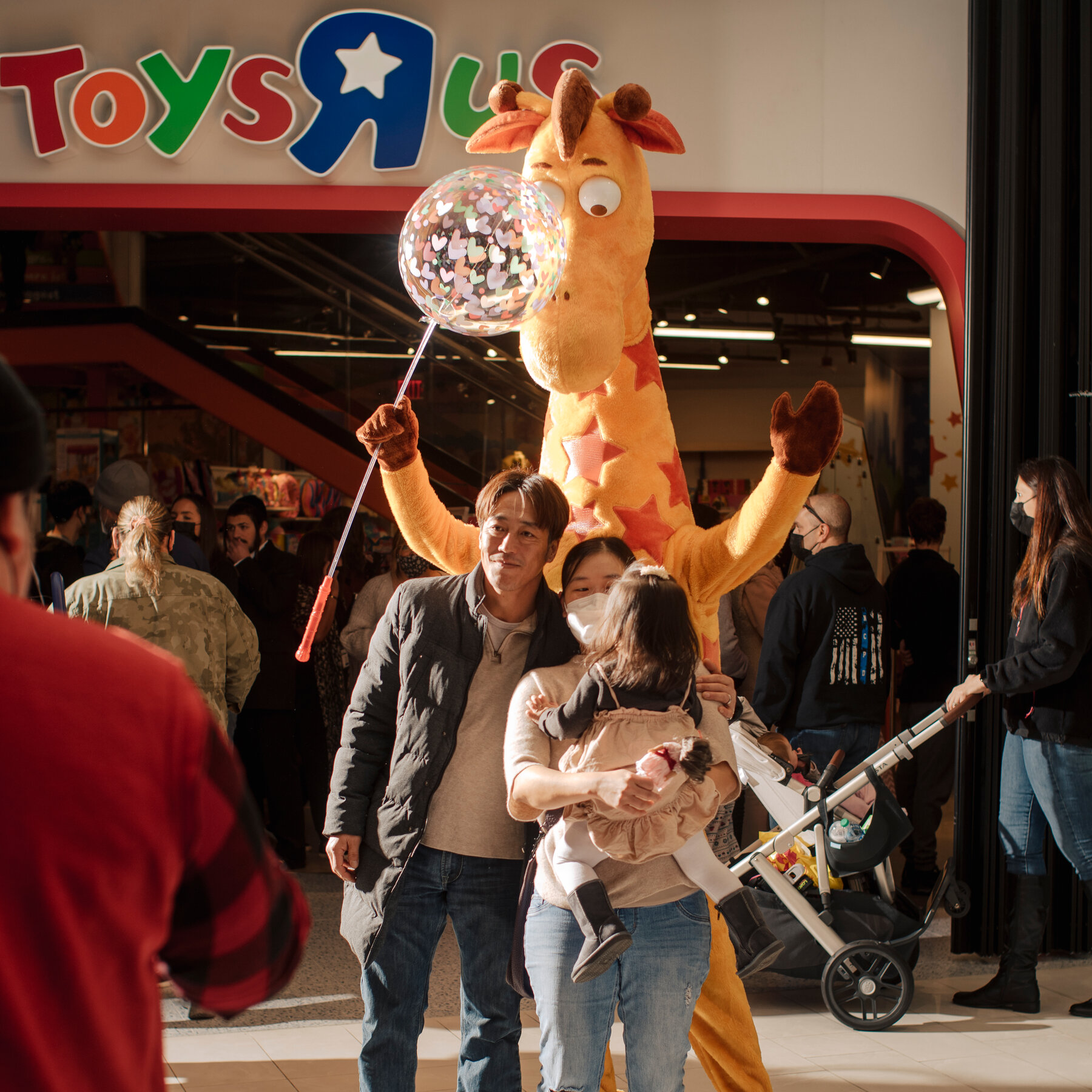 Visitantes en la tienda Toys 'R' Us.