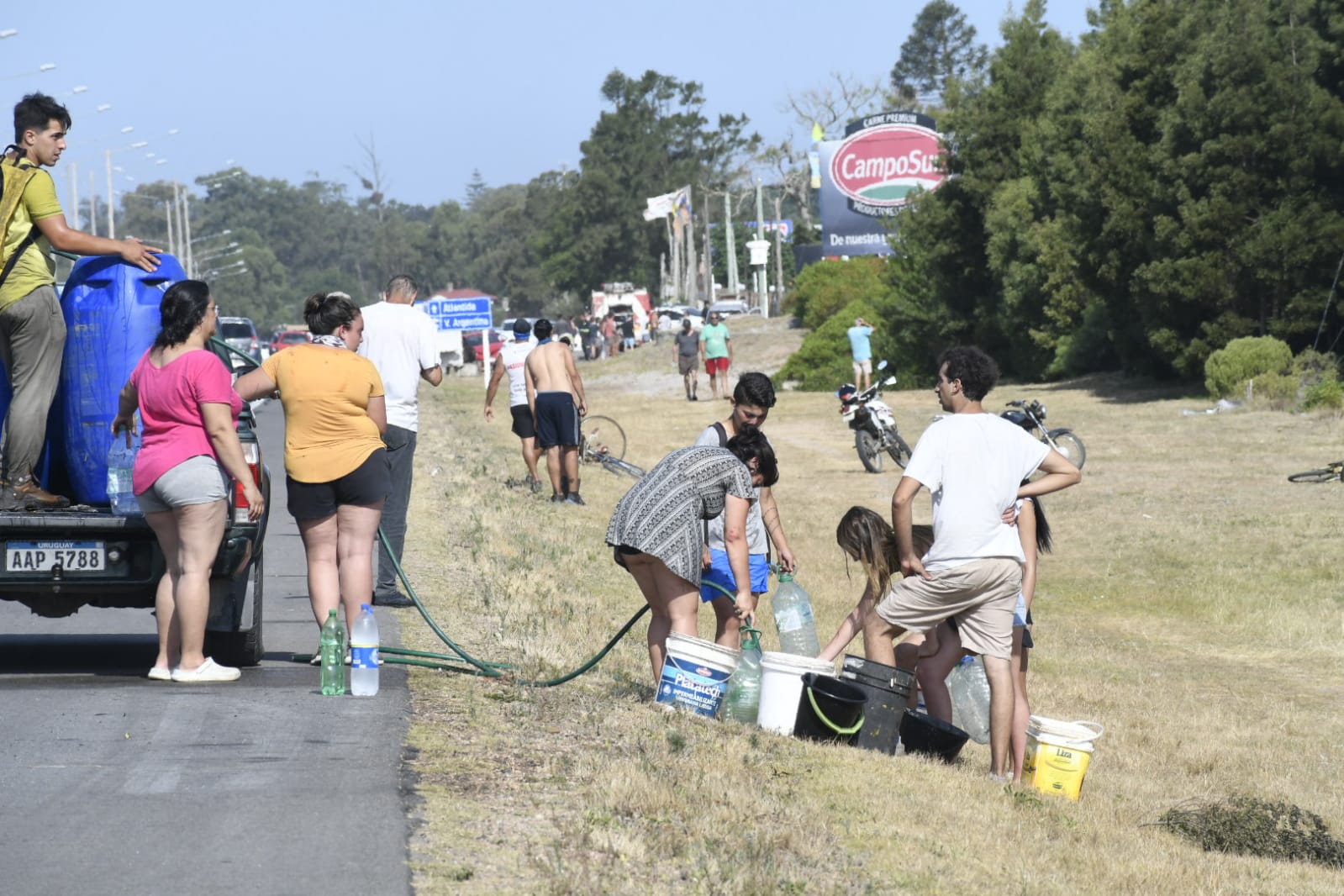 Vecinos colaboraron con las tareas de enfriamiento en la zona del incendio en Villa Argentina. Foto: Marcelo Bonjour