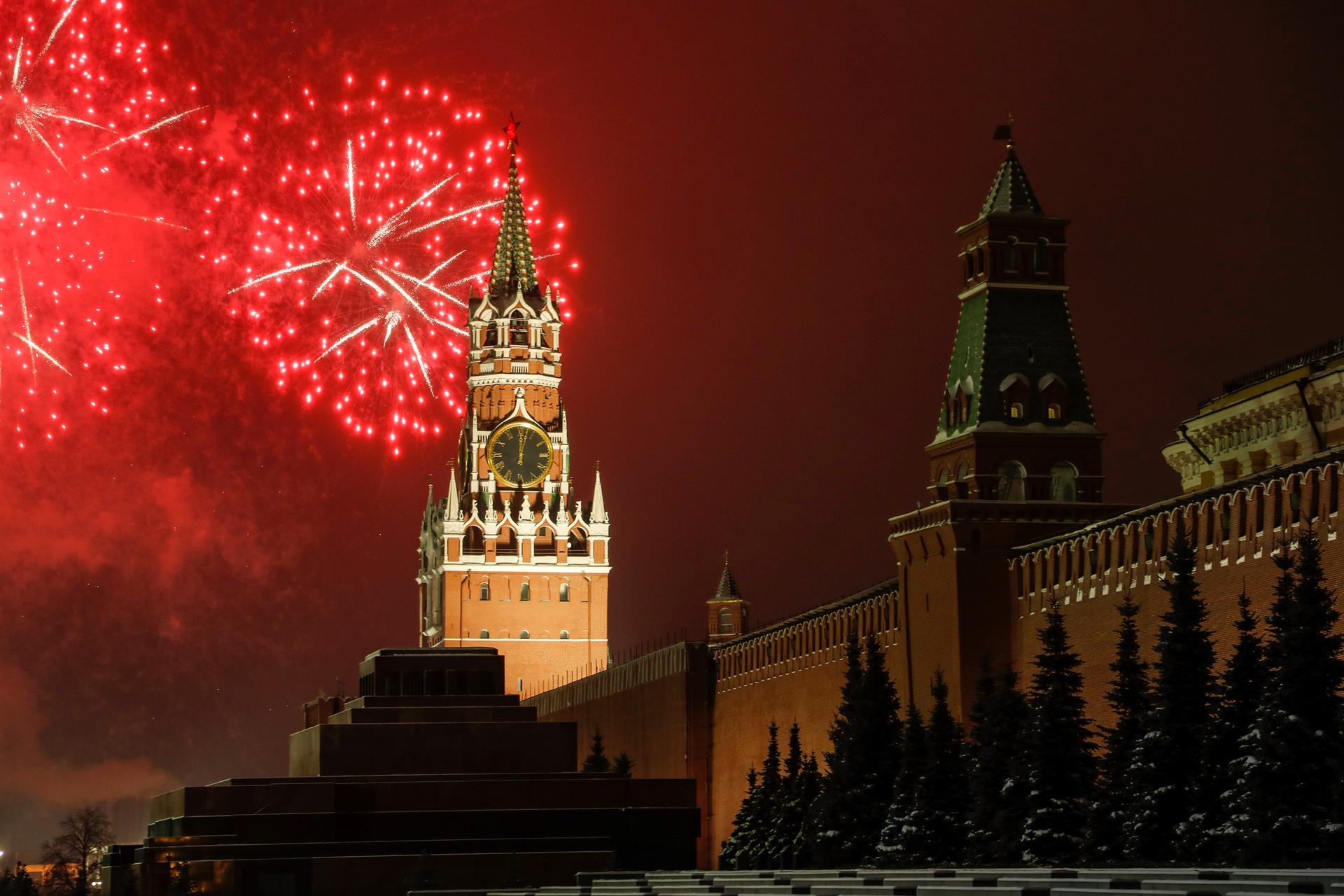 Los fuegos artificiales iluminan el cielo nocturno sobre el Kremlin y una Plaza Roja vacía para conmemorar el Año Nuevo en Moscú. Foto: EFE