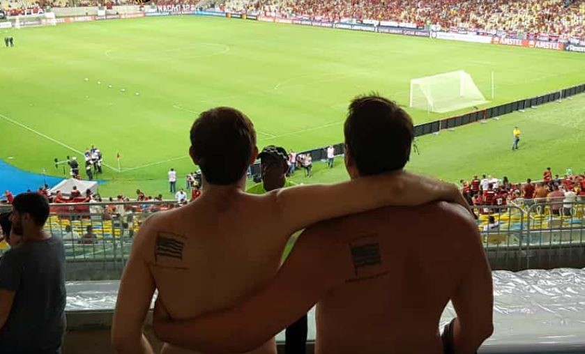 Ignacio Ruglio y su hijo, ambos con la bandera de Peñarol tatuada en la espalda, en el Maracaná. Foto: Ignacio Ruglio.