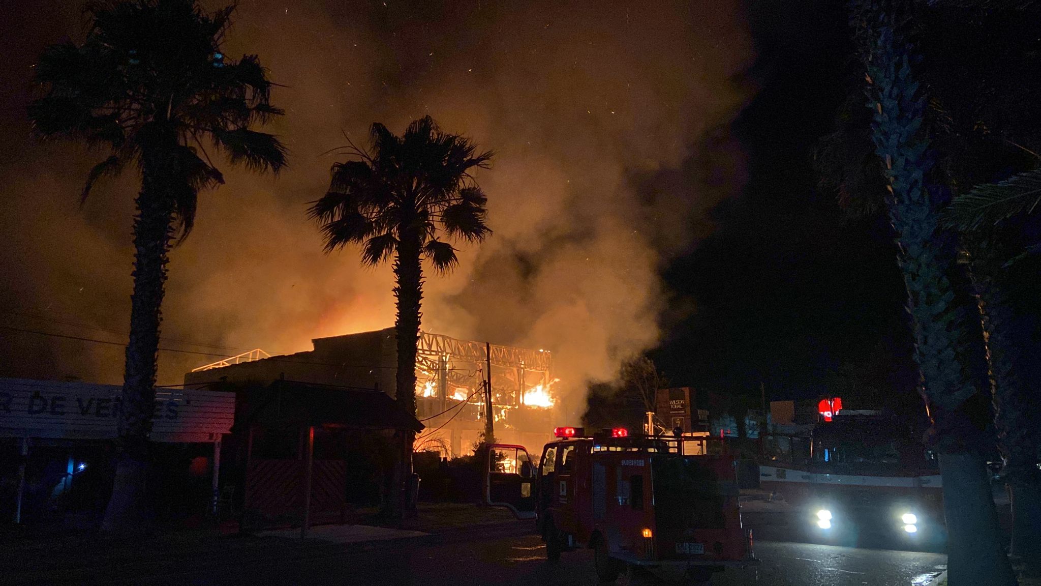 Incendio en una mueblería de Manantiales. Foto: Clara Lussich