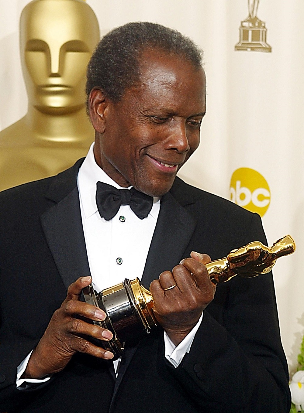 Sidney Poitier recibe el Oscar honorífico en 2002. Foto: AFP