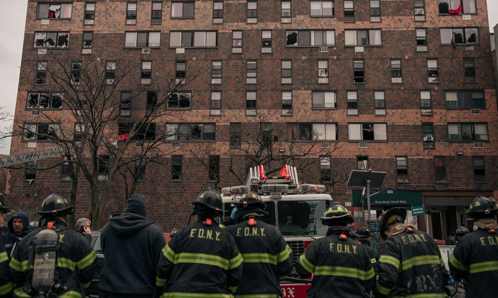Un incendio dejó varios muertos en un edificio en el Bronx en Nueva York. Foto: AFP
