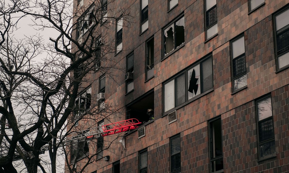 Un incendio dejó varios muertos en un edificio en el Bronx en Nueva York. Foto: AFP