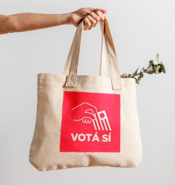 Bolsa con una leyenda a favor del SI. Foto: @Votasi