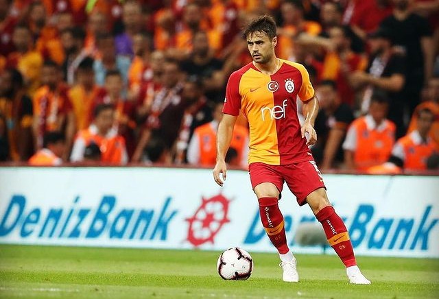 Ahmet Çalik defendiendo la camiseta de Galatasaray.
