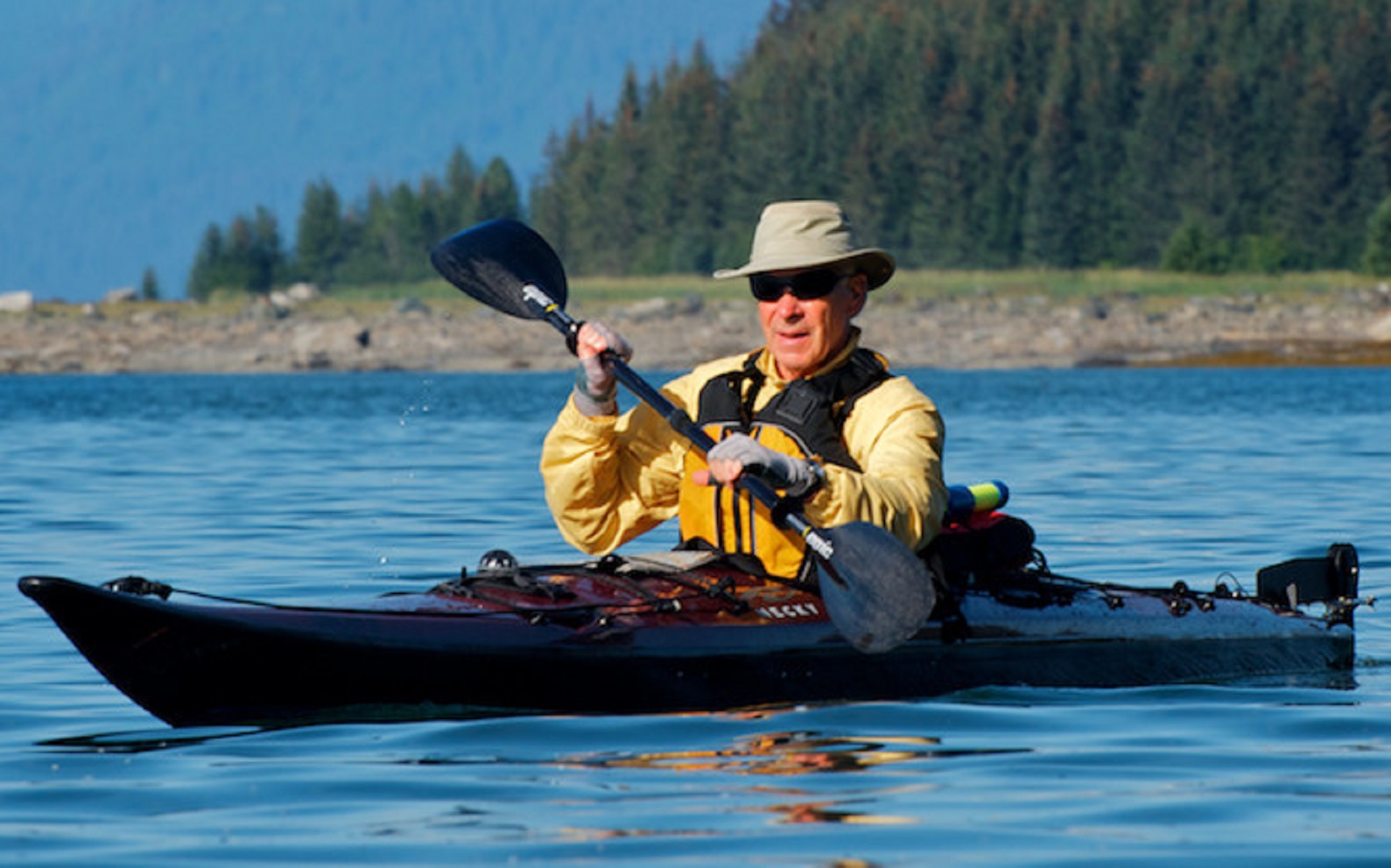 Gilbert Butler navegando en kayak en Alaska. Foto: butlerconservationfund.org