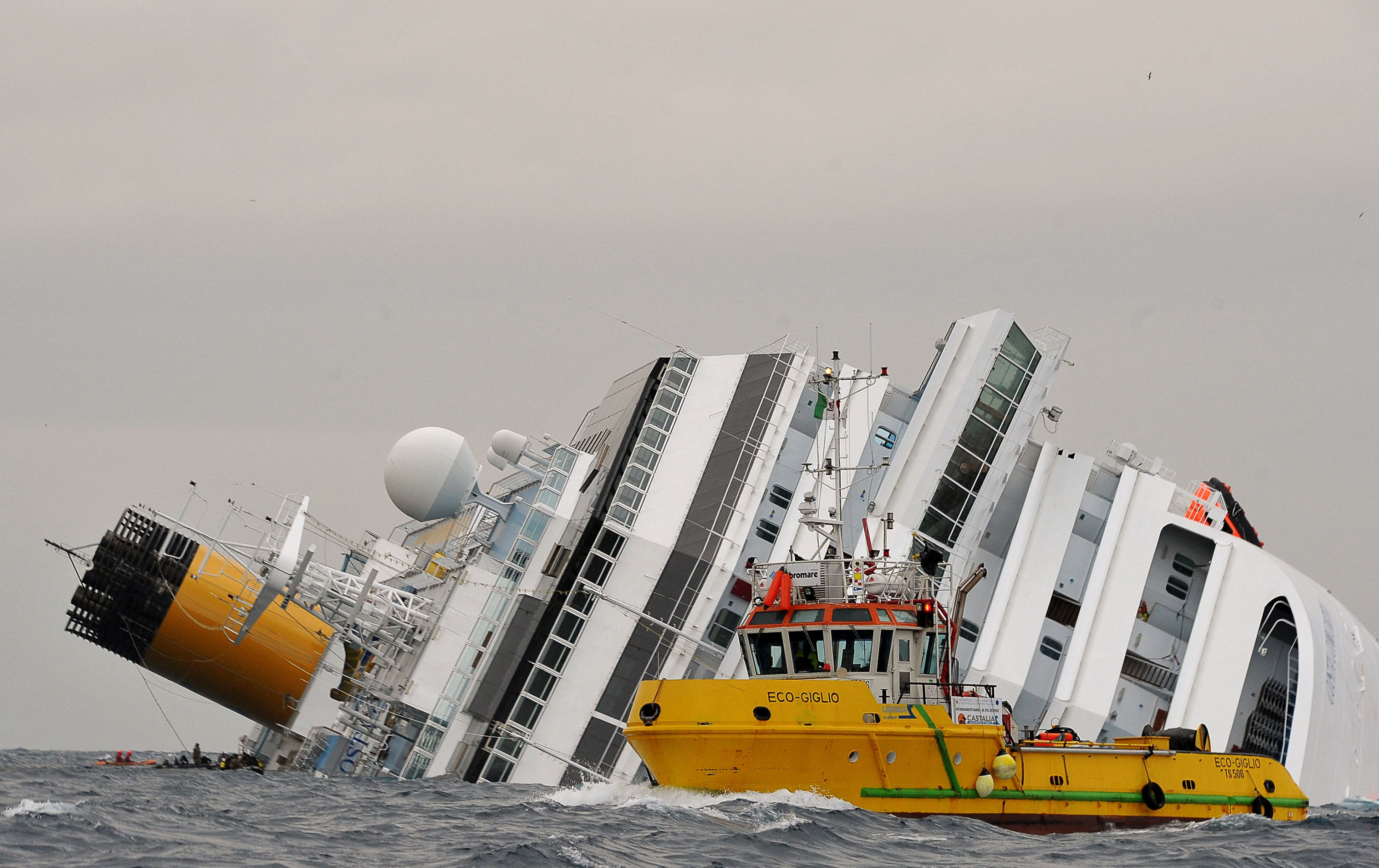 El Costa Concordia se estrelló contra unas rocas frente a la isla de Giglio en 2012. Foto: AFP.