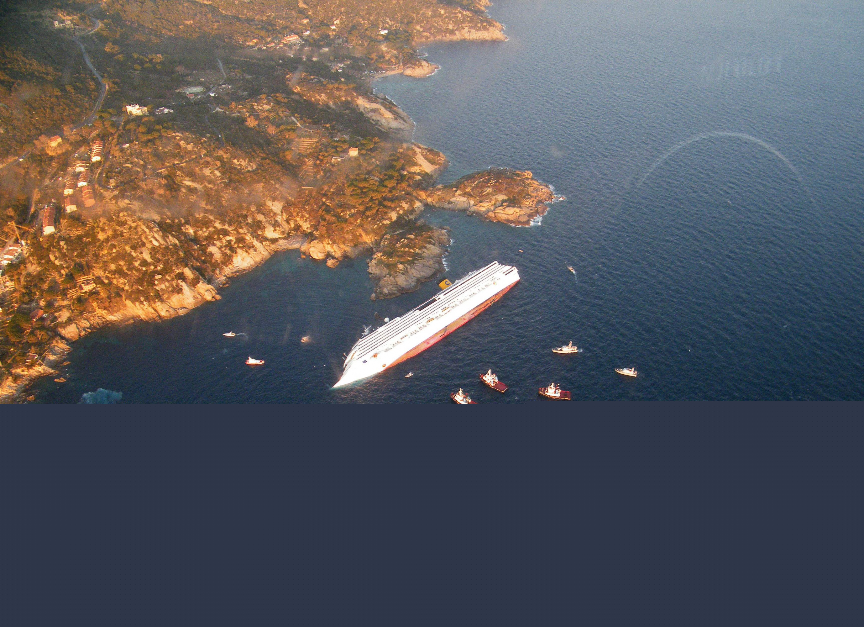 El Costa Concordia se estrelló contra unas rocas frente a la isla de Giglio en 2012. Foto: AFP.