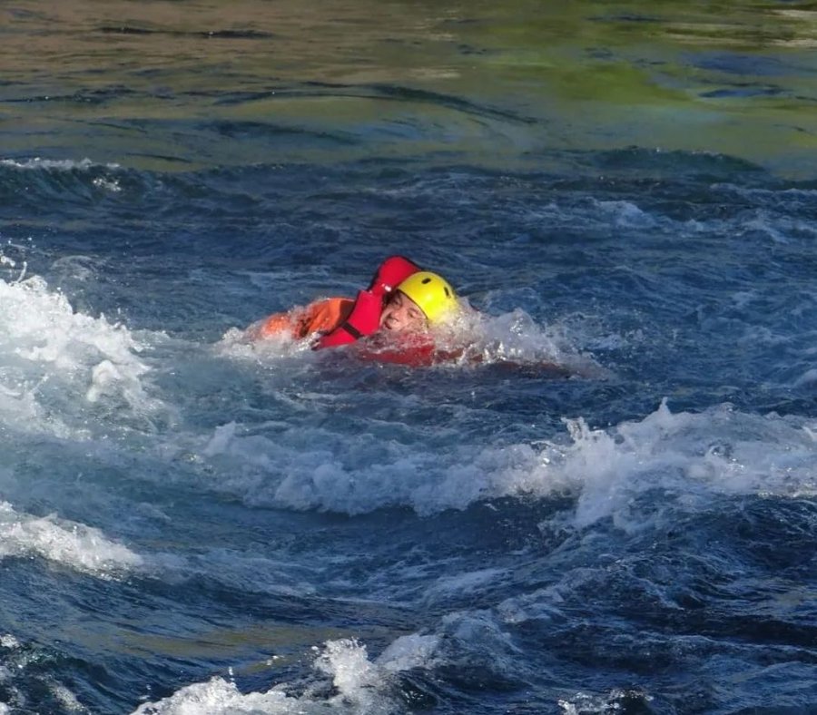 Marcelo Gallardo en el agua.