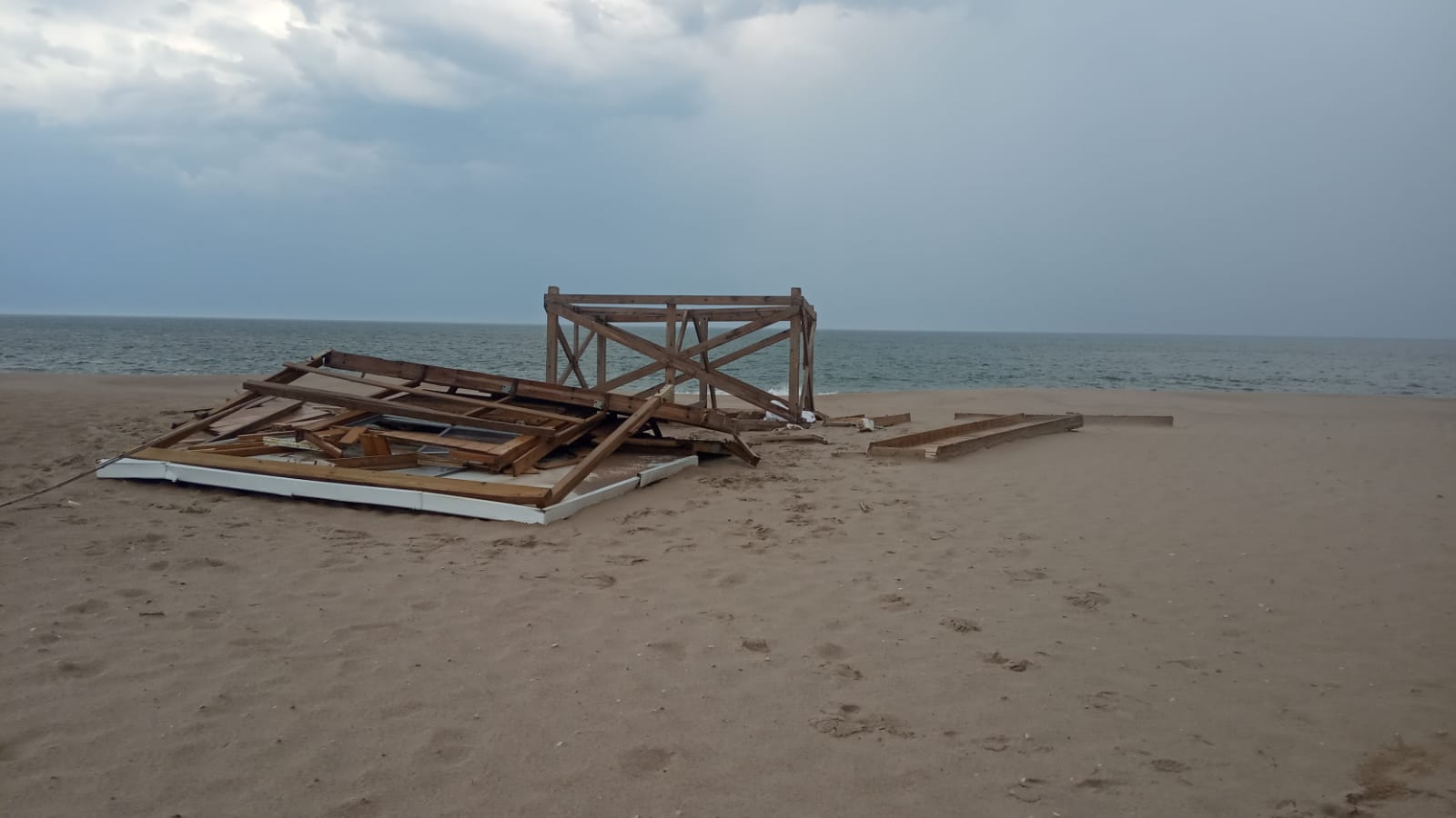 Caseta de guardavidas destruida por fuerte temporal en Maldonado. Foto: Intendencia de Maldonado.