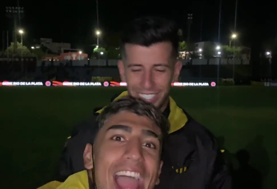 Facundo Torres y la broma a Pablo Ceppelini durante la entrevista. Foto: Captura.