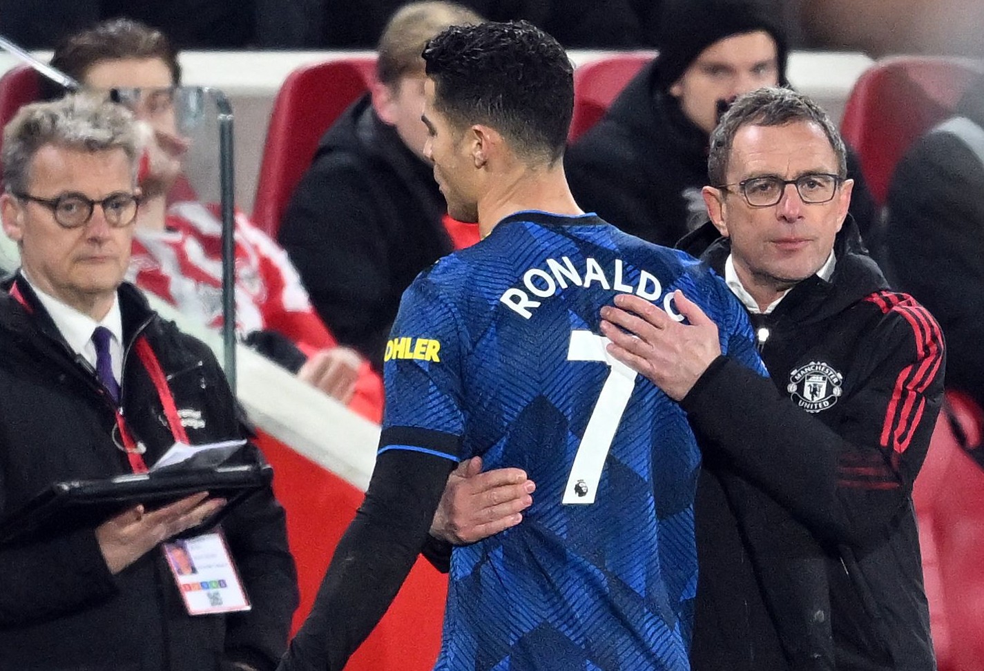 El saludo de Ralf Rangnick tras la salida de Cristiano Ronaldo. Foto: AFP.