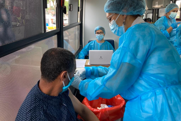 Vacunación en feria de Piedras Blancas. Foto: Intendencia de Montevideo