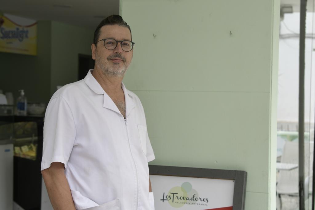 Gustavo Padula, es dueño y director de heladería Los Trovadores