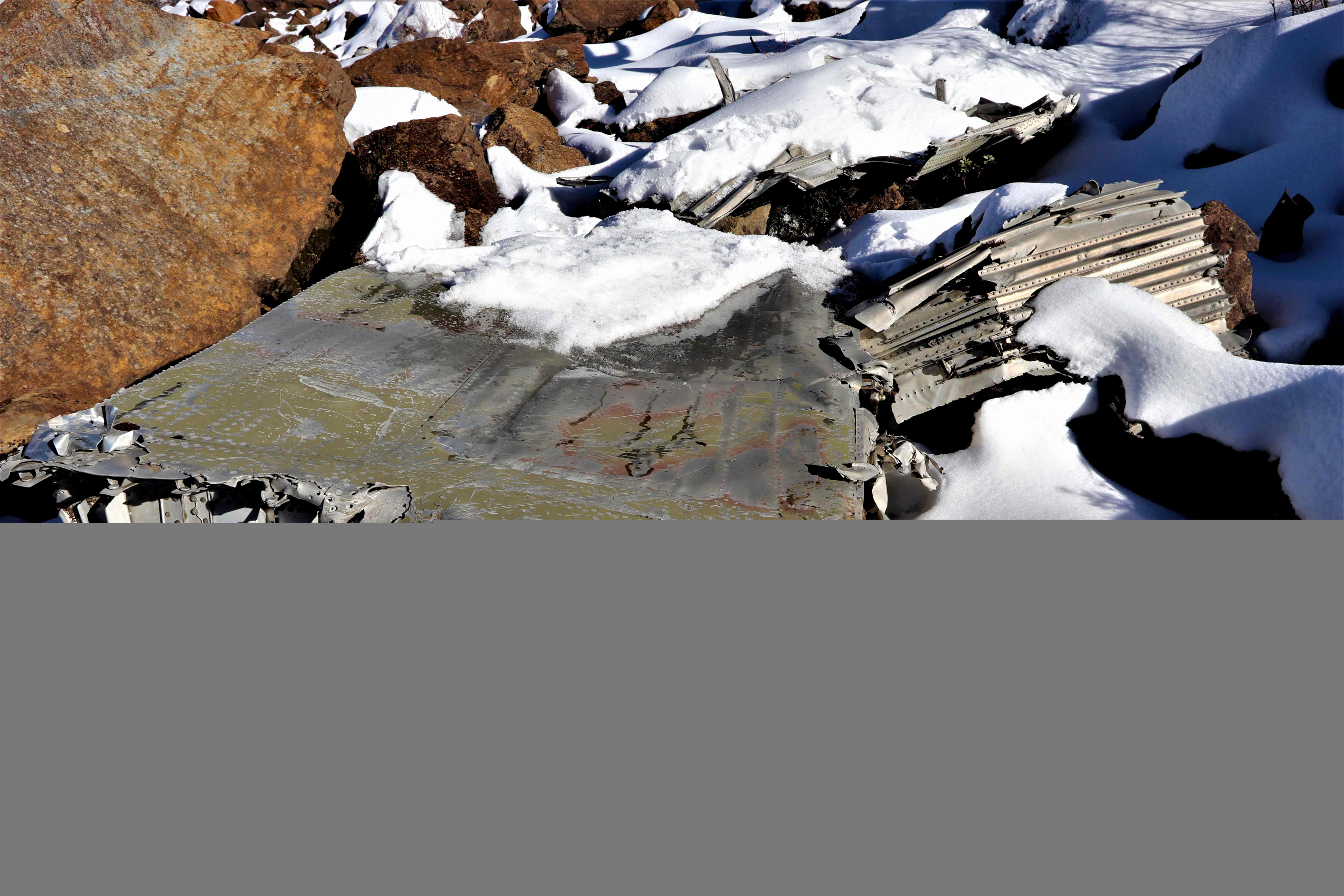 Restos del avión C-46 de la Segunda Guerra Mundial en la ladera de una montaña cubierta de nieve en el estado nororiental de Arunachal Pradesh en India. Foto: AFP