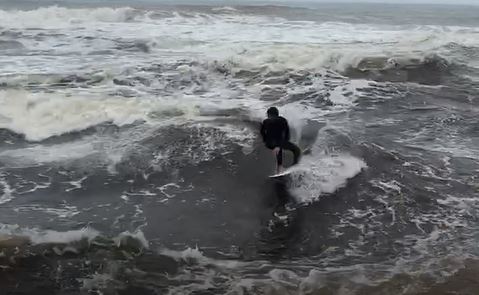 Surfista uruguayo dominó ola estática en José Ignacio. Video: USU.