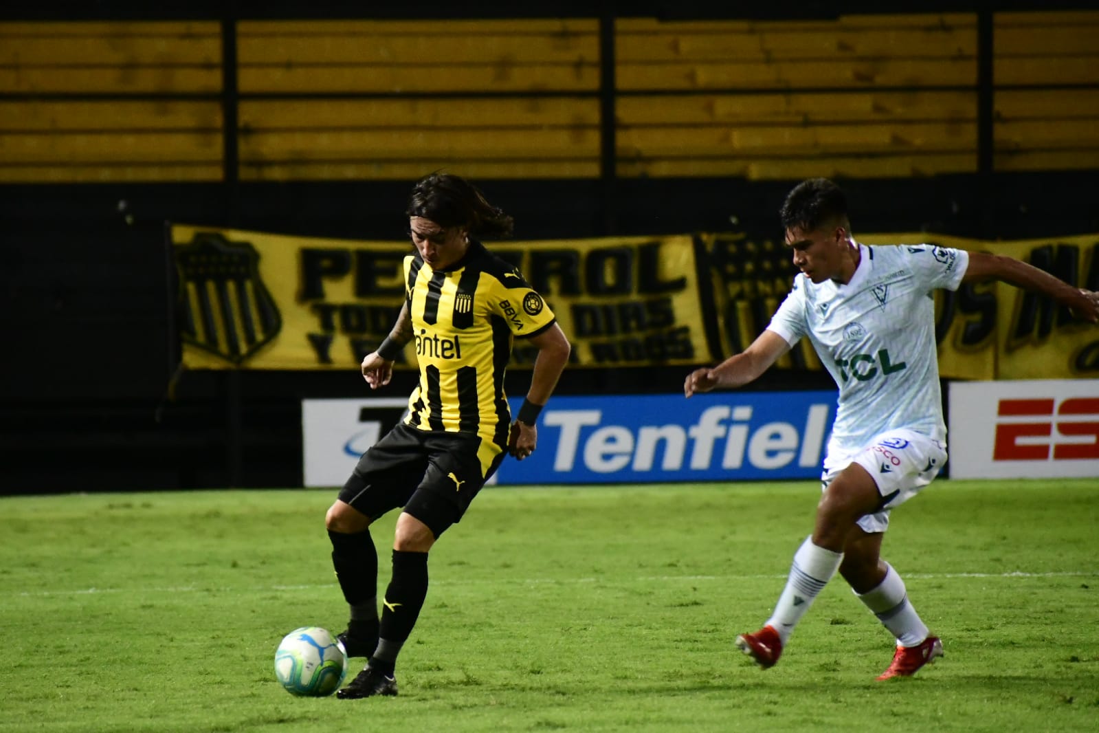 Bryan Olivera en el partido entre Peñarol y Santiago Wanderers. Foto: Marcelo Bonjour.