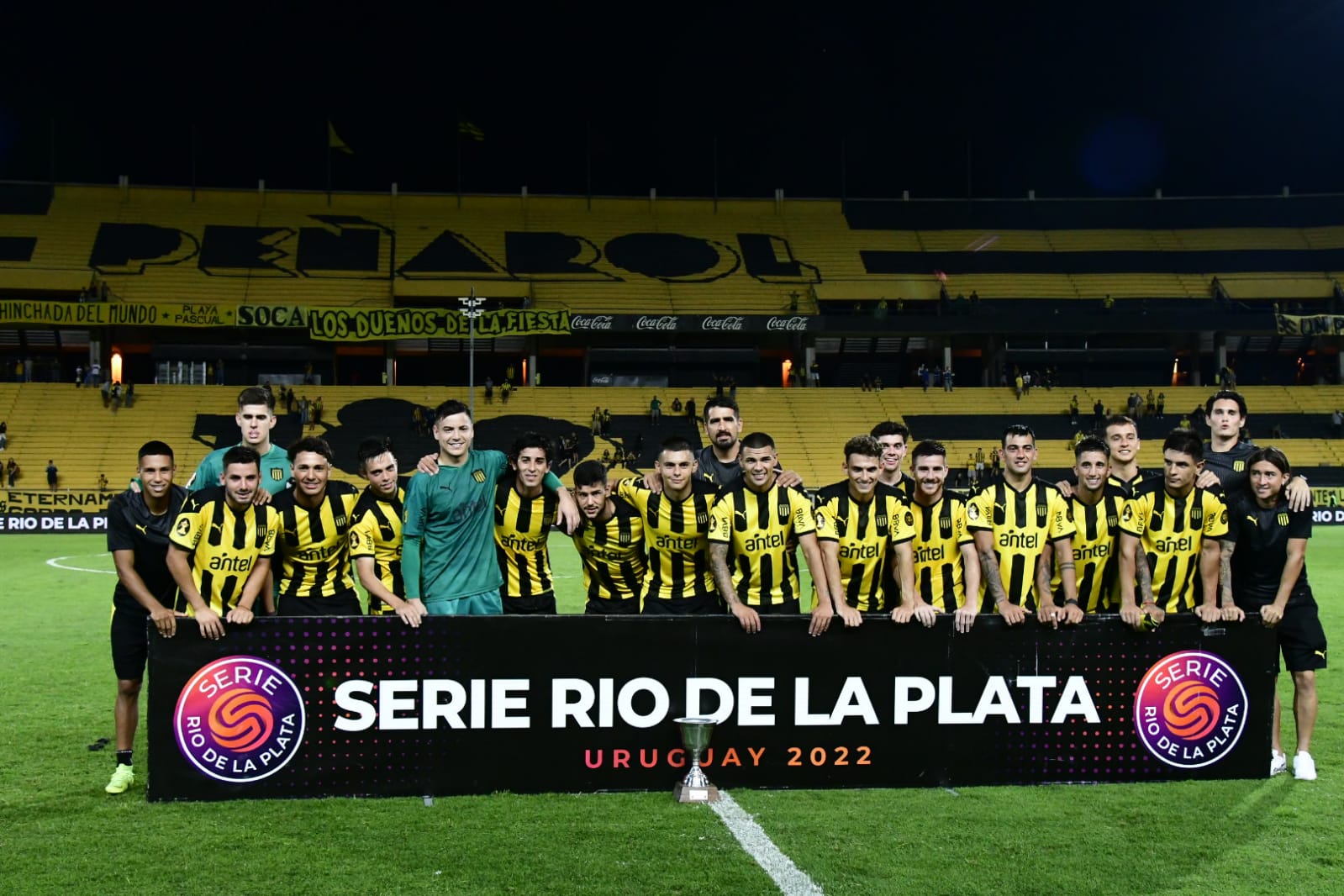 Peñarol terminó con un equipo oriundo de las formativas. Foto: Marcelo Bonjour.