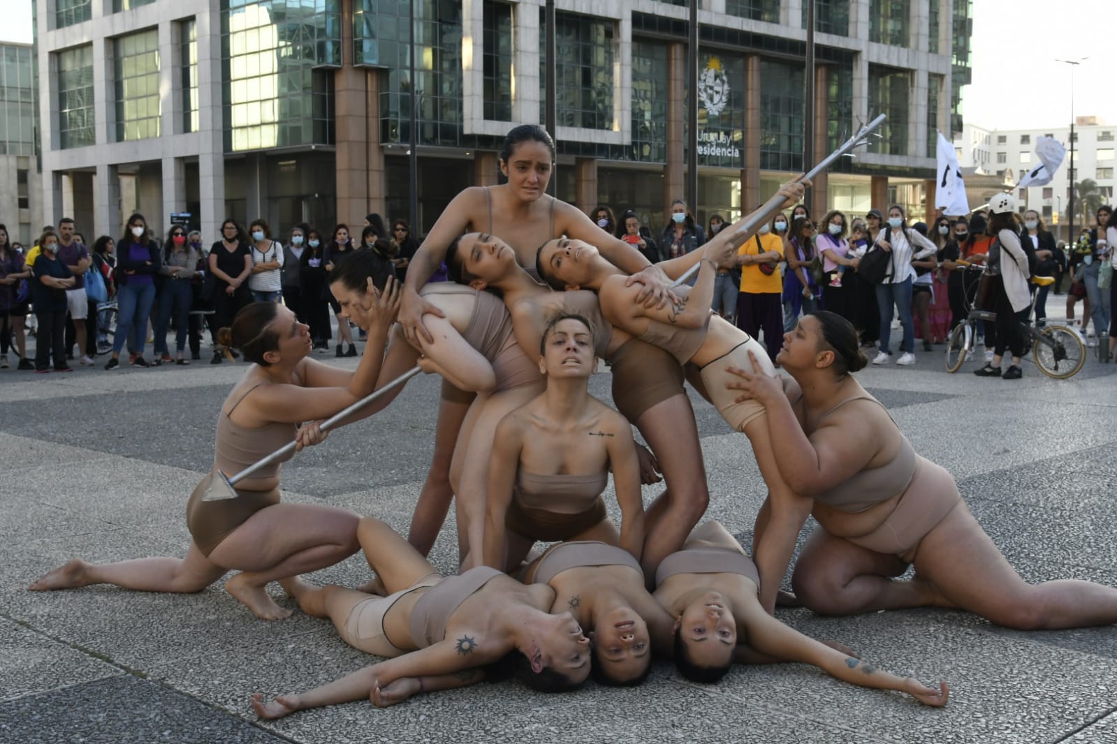 Actividad en la Plaza Independencia, previo a la marcha "contra la cultura de la violación". Foto: Marcelo Bonjour