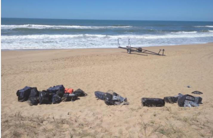 Bote transportaba más de una tonelada de cocaína y fue hallado en balneario rochense. Foto: Armada Nacional