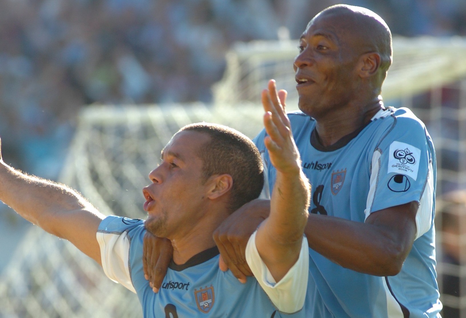 Darío Rodríguez celebra el gol ante Australia junto a Richard Morales. Foto: Archivo El País.