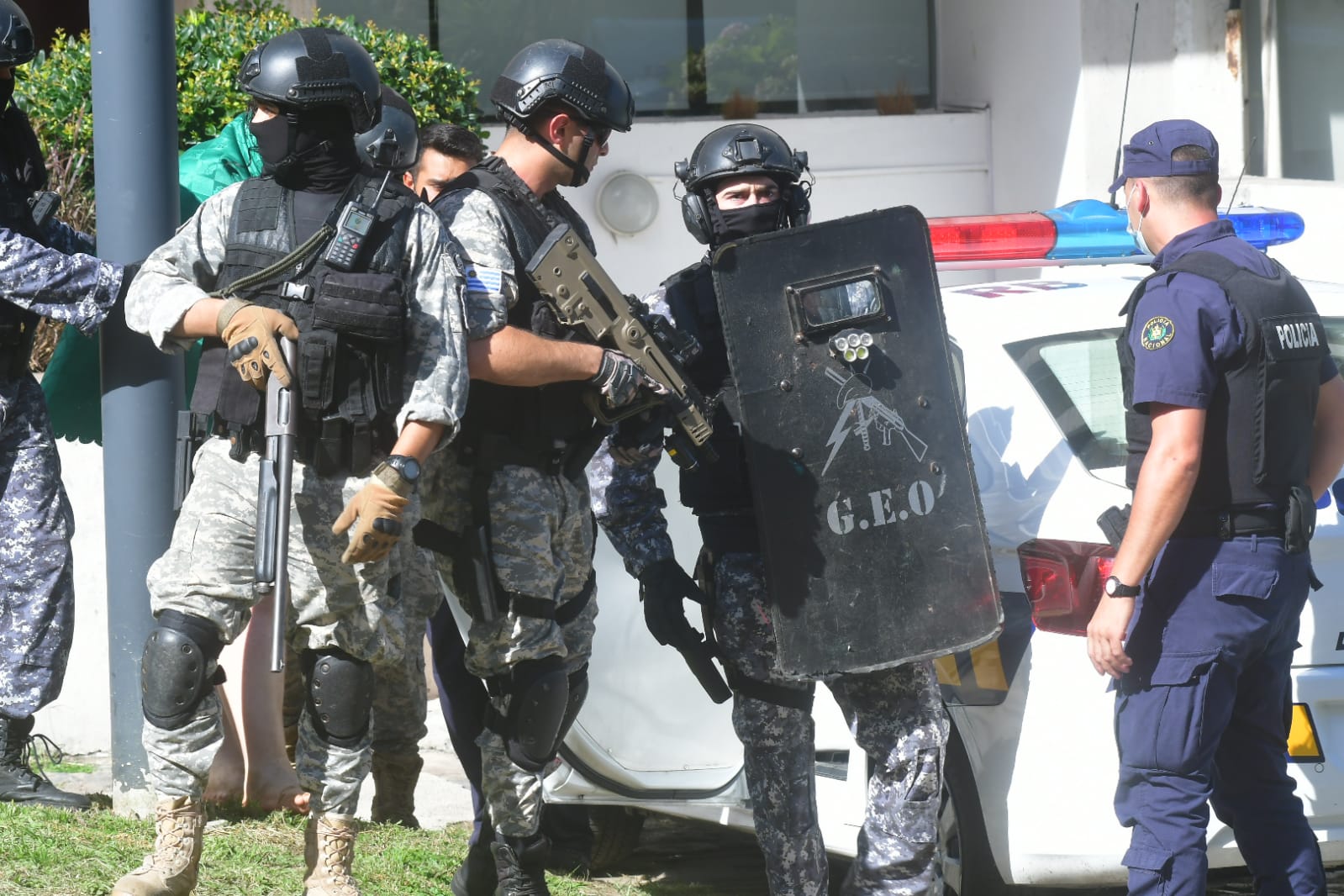 Escoltan a hombre que se había atrincherado en Pocitos. Foto: Francisco Flores
