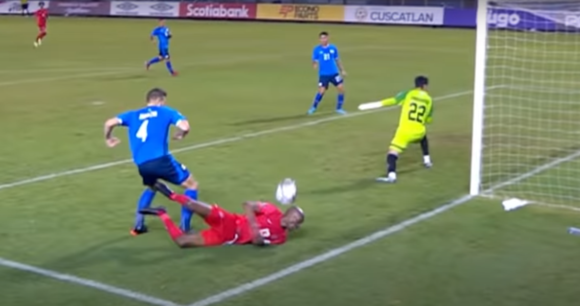 El insólito gol de Atiba Hutchinson en El Salvador-Canadá. Foto: Captura.