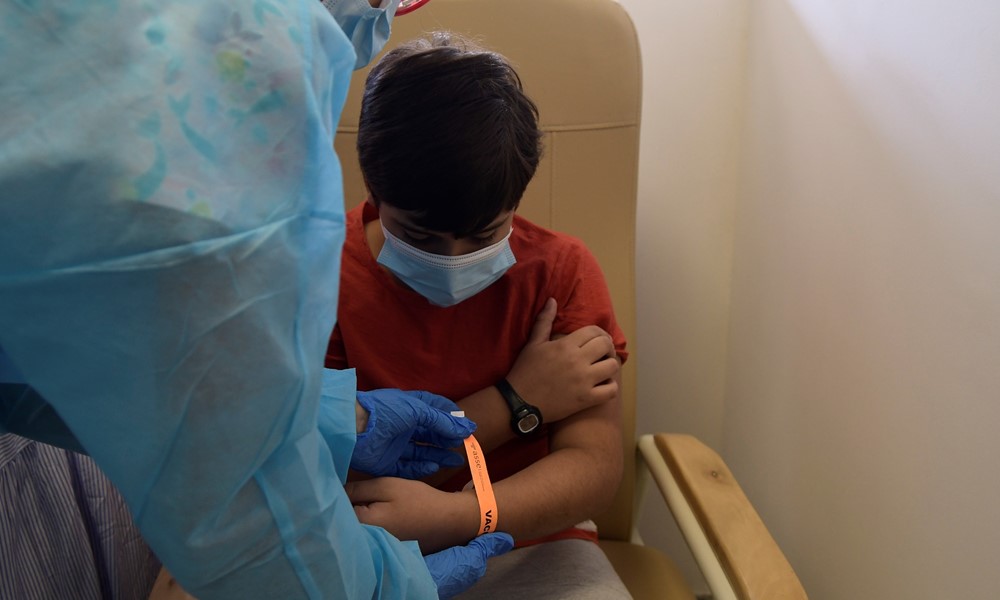 Un niño siendo vacunado en el comienzo del plan de vacunación en Uruguay el 12 de enero de 2022. Foto: Leonardo Mainé
