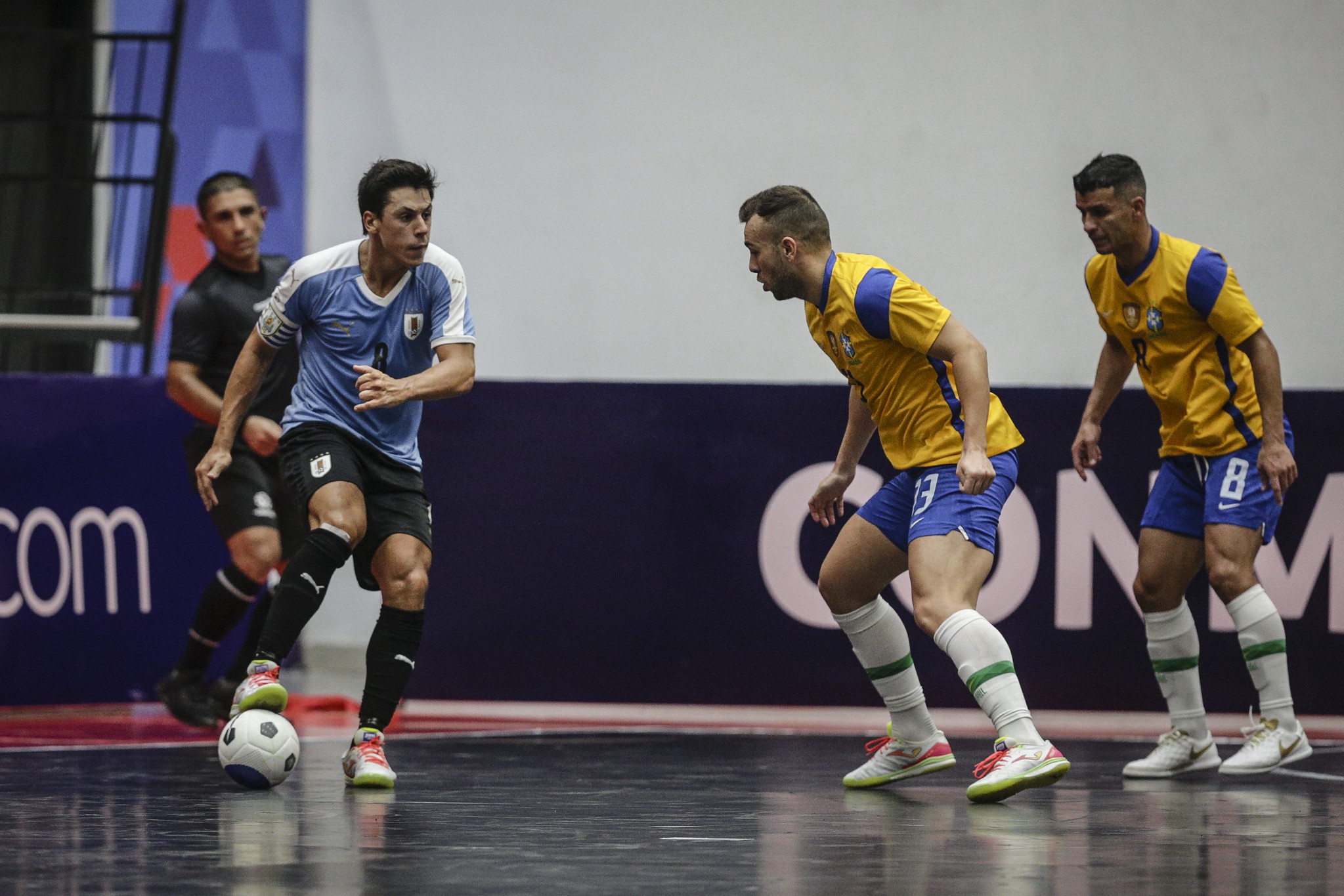 Uruguay luchó ante Brasil pero no pudo meterse en semis de la Copa América de futsal. Fotos: Conmebol