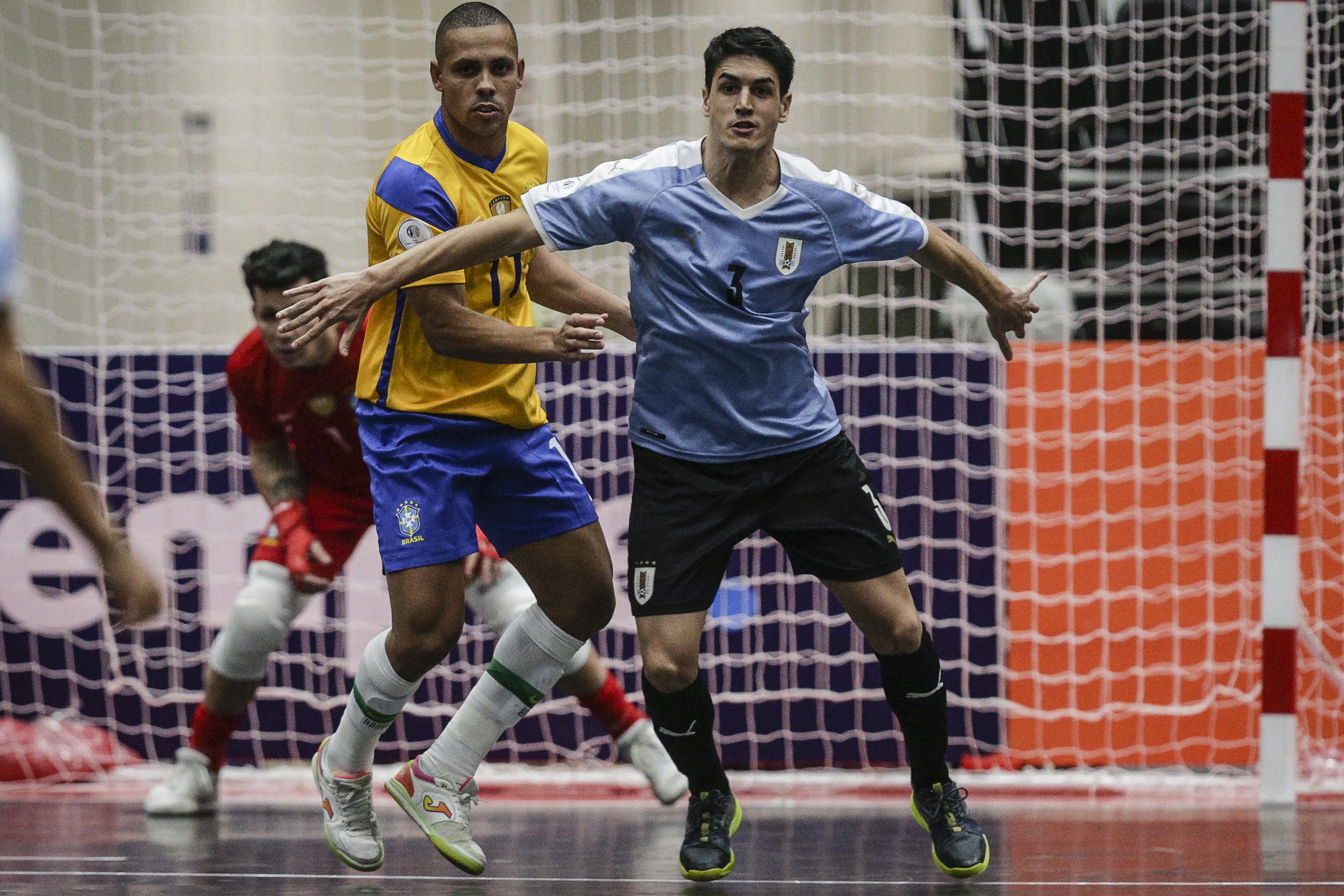 Uruguay luchó ante Brasil pero no pudo meterse en semis de la Copa América de futsal. Fotos: Conmebol