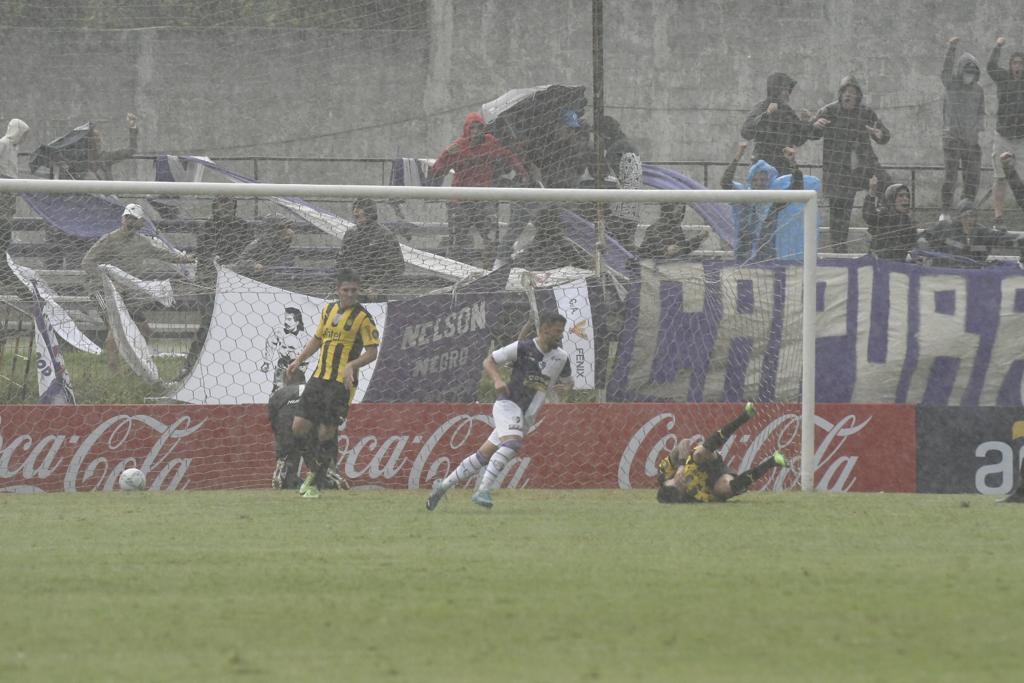 El festejo de Gonzalo Vega en el duelo entre Fénix y Peñarol. Foto: Leonardo Mainé.