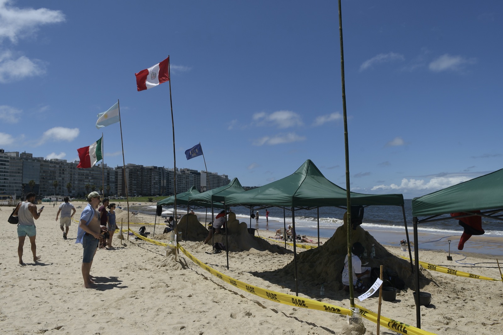 Esculturas de arena en playa Pocitos. Foto: Leonardo Mainé