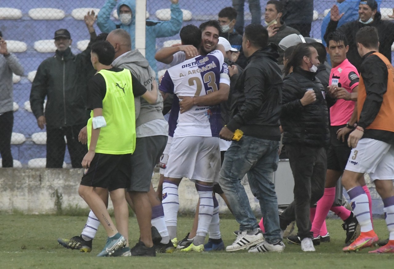 Alegría de Fénix y el abrazo entre Schetino y Argachá tras el triunfo ante Peñarol. Foto: Leonardo Mainé.
