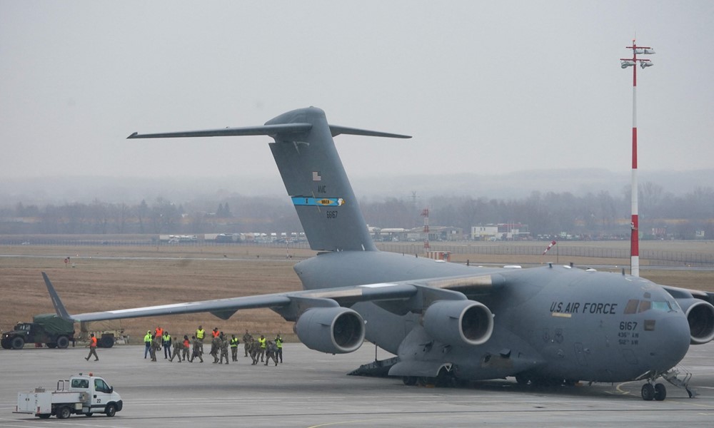 Tropas de Estados Unidos desembarcan en Polonia el 6 de febrero de 2022. Foto: AFP