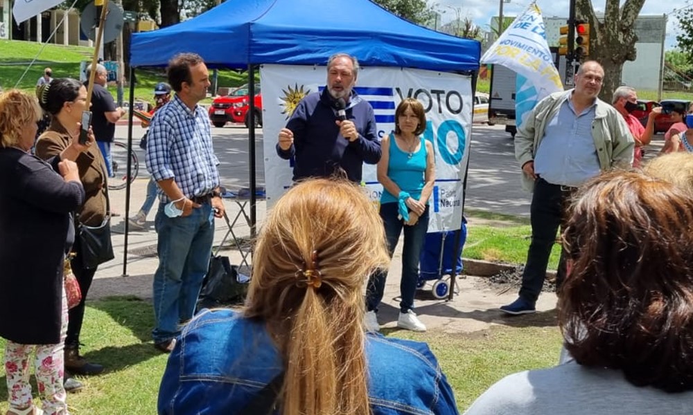 El senador Jorge Gandini durante una oratoria en defensa de la LUC en Malvín Norte. Foto: Prensa Jorge Gandini