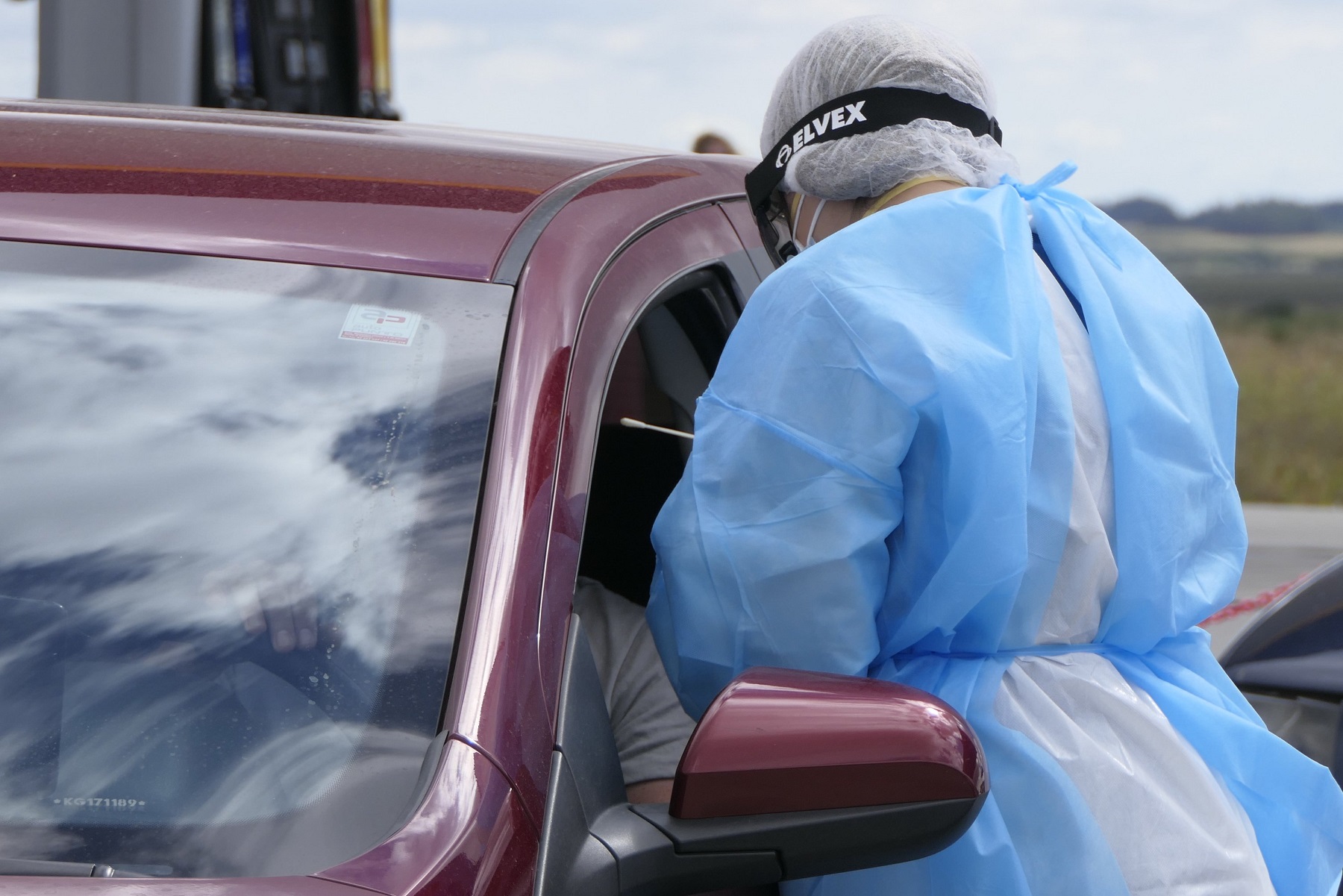 Personal de la salud haciendo un hisopado. Foto: Ricardo Figueredo.