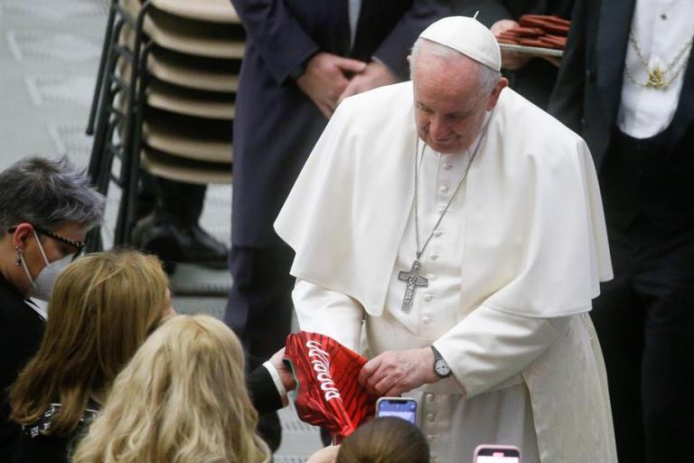Madre de Cristiano Ronaldo le regaló una camiseta de Portugal al Papa Francisco. Foto: EFE.