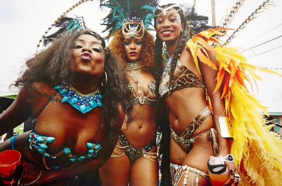 Rihanna viajó a su tierra natal en 2015 para disfrutar de la tradicional fiesta de carnaval.