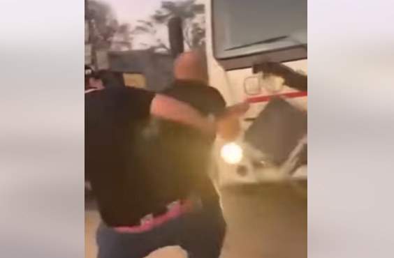 Empresario argentino enfrentando a sindicalistas. Foto: Captura