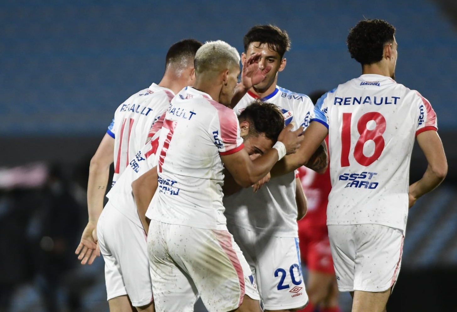 El festejo de Manuel Monzeglio junto a sus compañeros tras el gol en el Rentistas-Nacional. Foto: Juan Manuel Ramos.