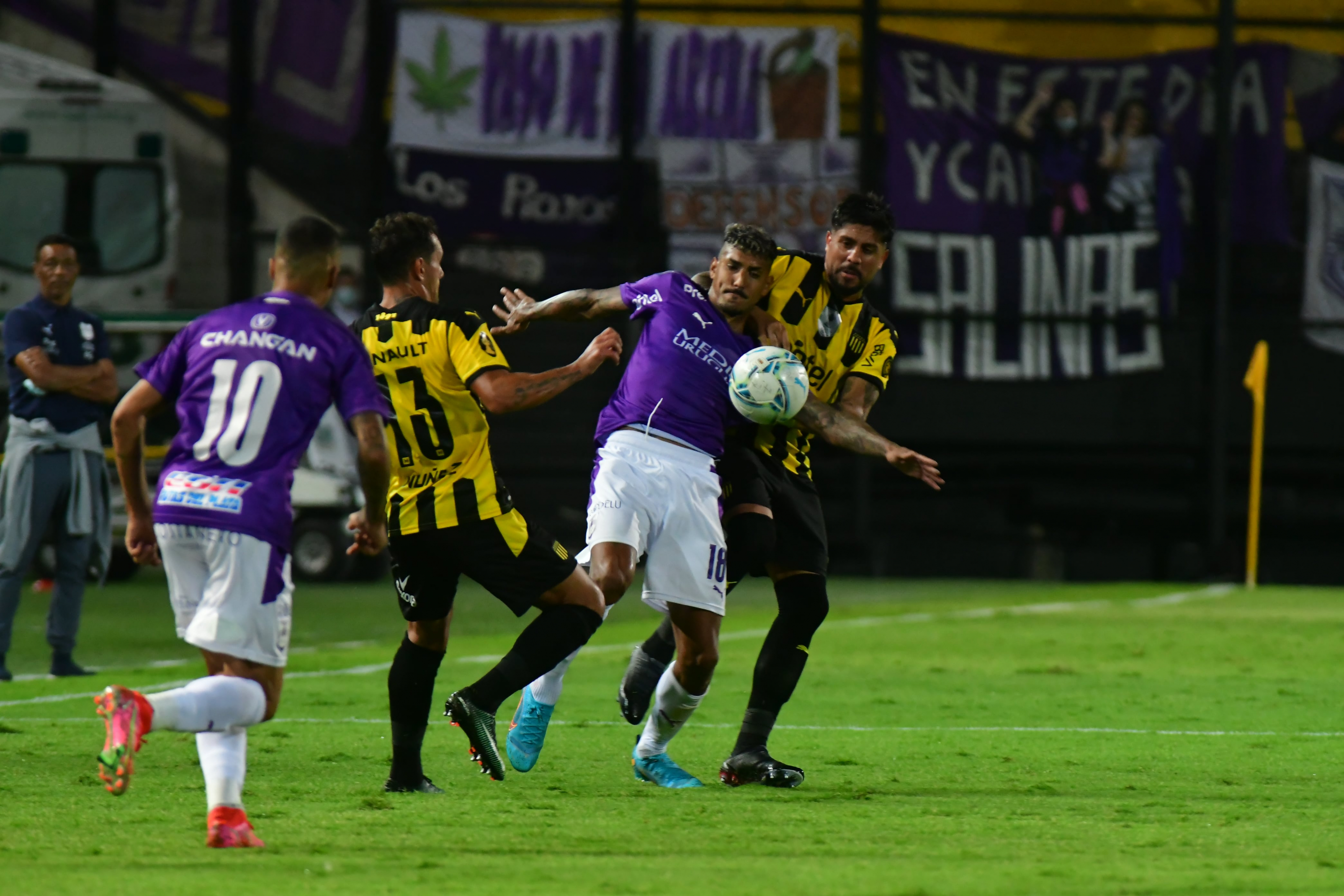Peñarol vs. Defensor Sporting. Foto: Francisco Flores.