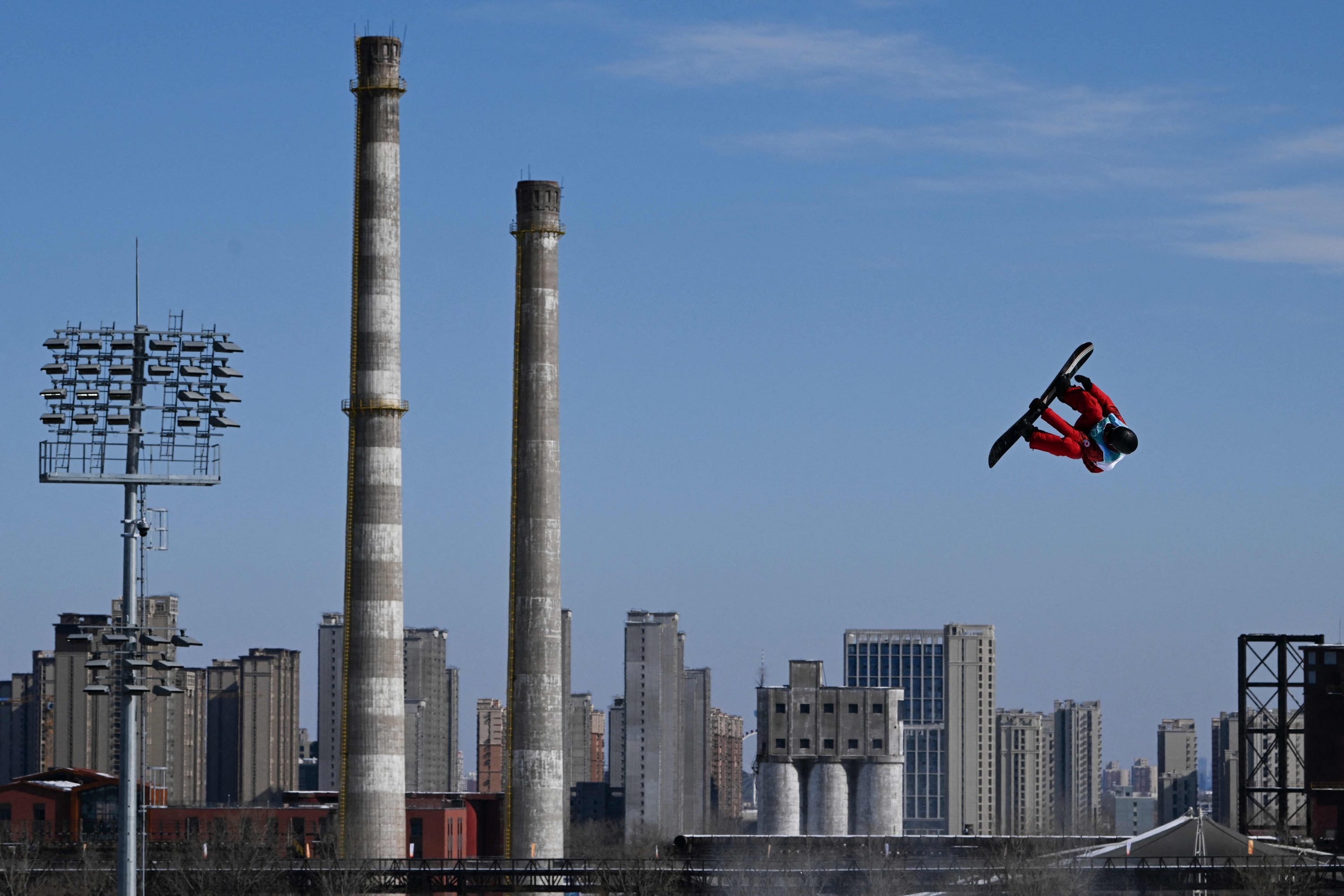 Chimeneas de fábrica, el sorprendente telón de fondo de Juegos de Beijing 2022. Foto: AFP.